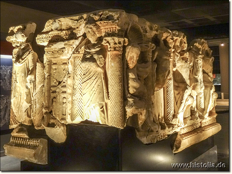 Museum von Aydin - Reich verzierter, aber stark beschädigter Sarkophag im archäologischen Museum von Aydin