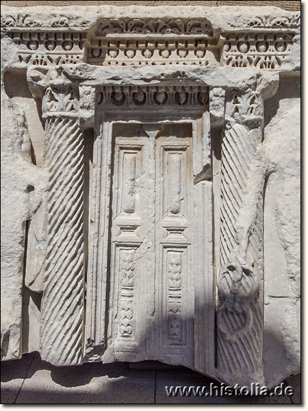 Museum von Burdur - Stirnseite eines Sarkophages; das Tor zum Hades
