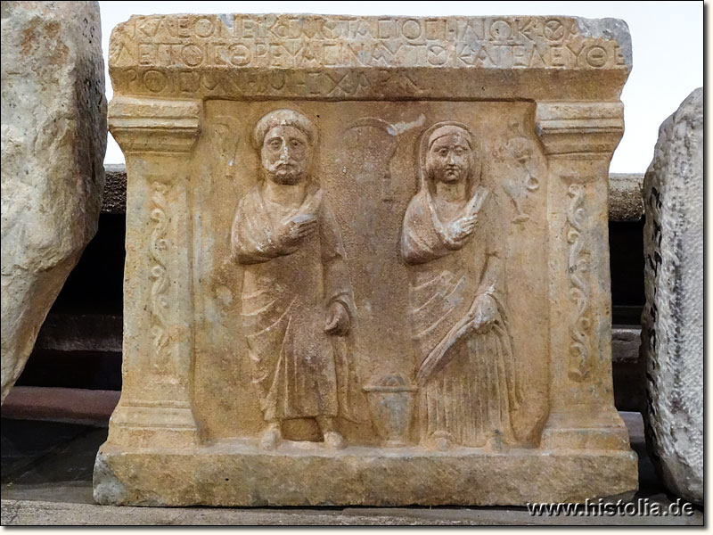 Museum von Konya - Kleine Grabstele mit Relief und griechischer Inschrift