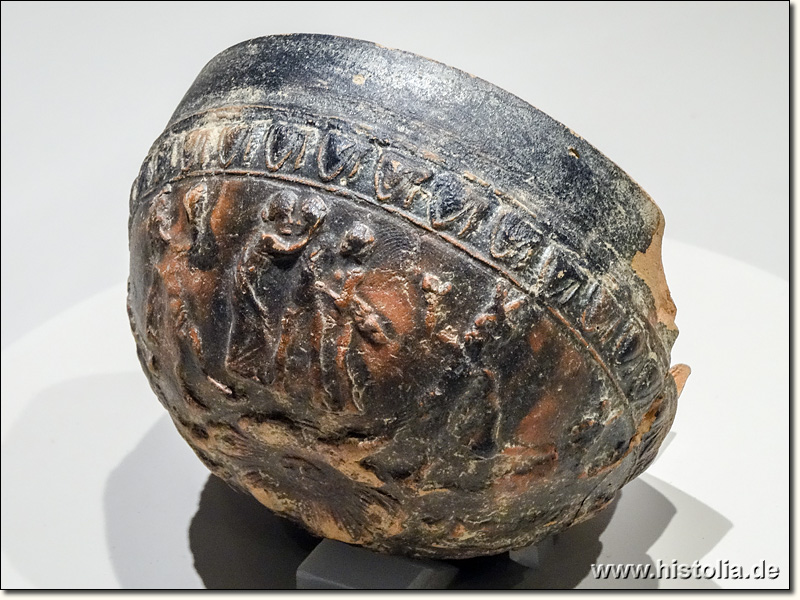 Museum von Selçuk - Tonschale mit Verzierung und Relief aus Ephesos