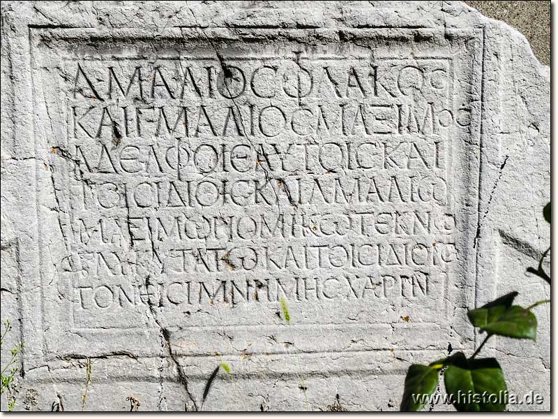 Museum von Yalvac - Griechische Inschrift auf der Seitenwand eines Sarkophags