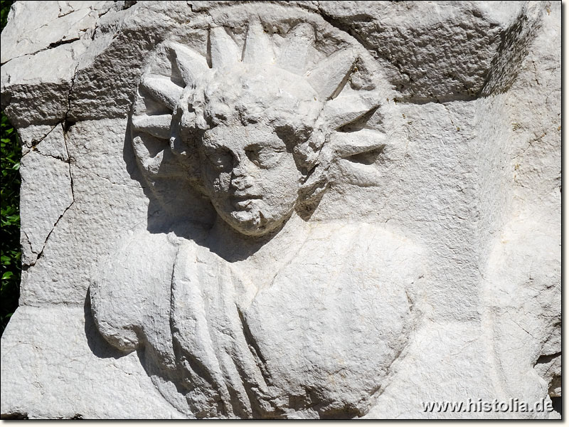 Museum von Yalvac - Abbild des Sonnengottes 'Helios' auf einem Statuensockel