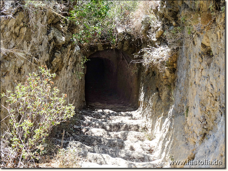 Alara-Kale in Pamphylien - Oberer Eingang zum Treppenweg, der komplette durch den Fels geschlagen wurde