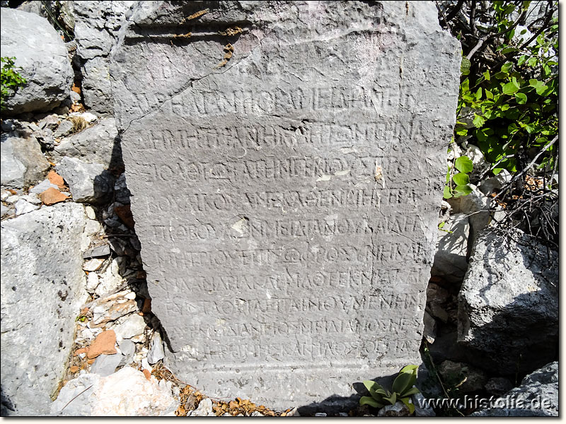 Etenna in Pamphylien - Block mit griechischer Inschrift neben der Basilika