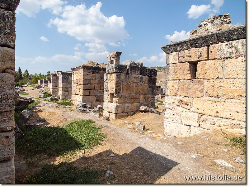 Hierapolis in Phrygien - Pfeilerreste der großen Süd-Basilika von Hierapolis