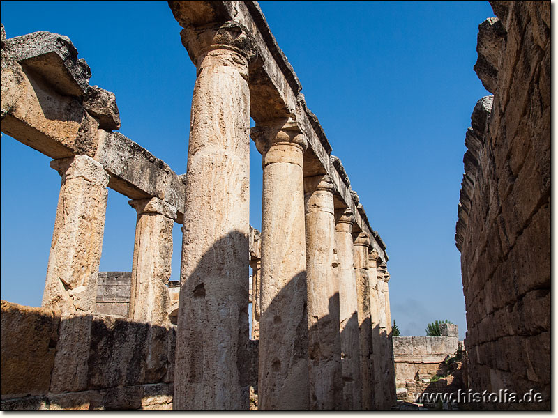 Hierapolis in Phrygien - Säulenreihen in den Latrinen neben dem römischen Stadttor von Hierapolis