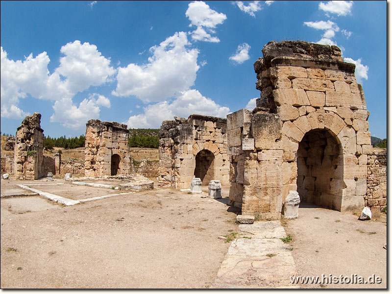 Hierapolis in Phrygien - Pfeilerreste der Basilika 'Martyrium des heiligen Philipp' in Hierapolis