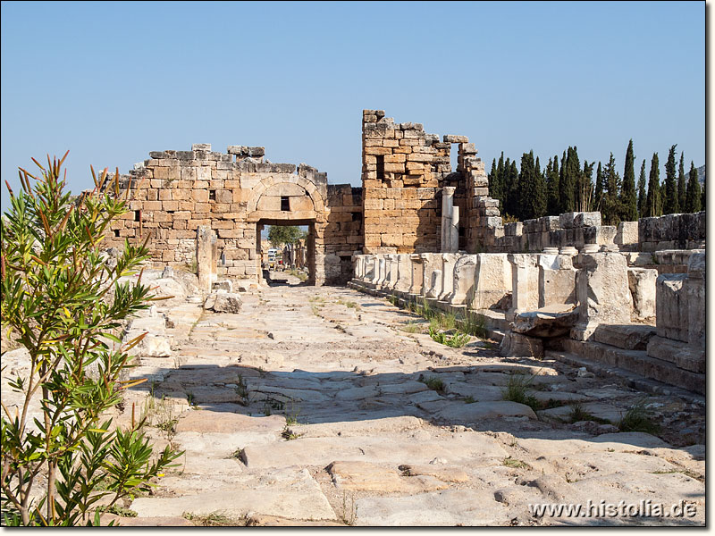 Hierapolis in Phrygien - Das byzantinische Stadttor an der Frontinus-Straße; rechts das Triton-Nymphäum