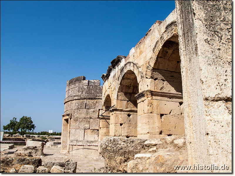 Hierapolis in Phrygien - Das römische Stadttor von Hierapolis am nördlichen Ende der s.g. Frontinus-Straße