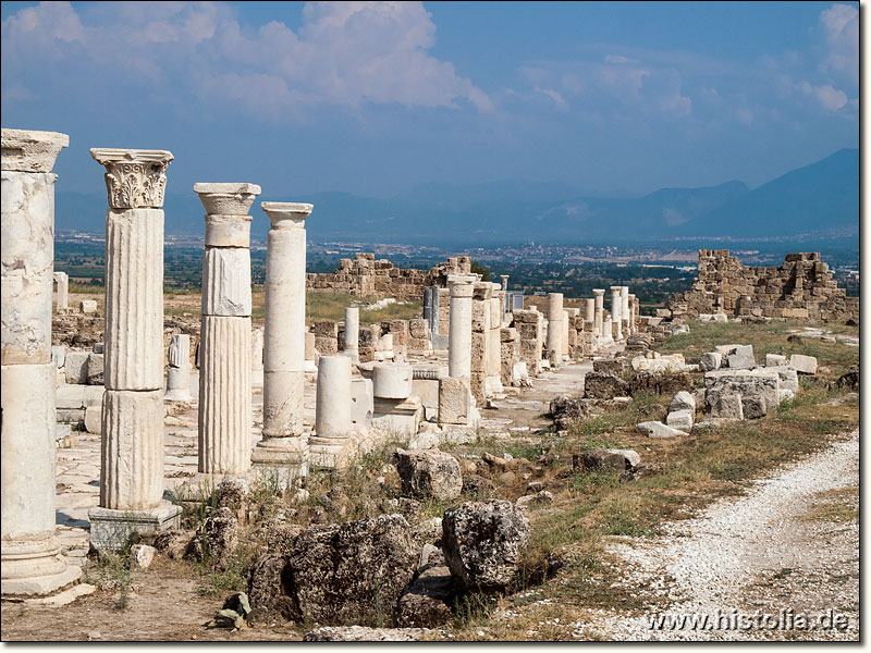 Laodikeia in Phrygien - Säulenreihen auf der Hauptstraße von Laodikeia (s.g. syrische Straße)