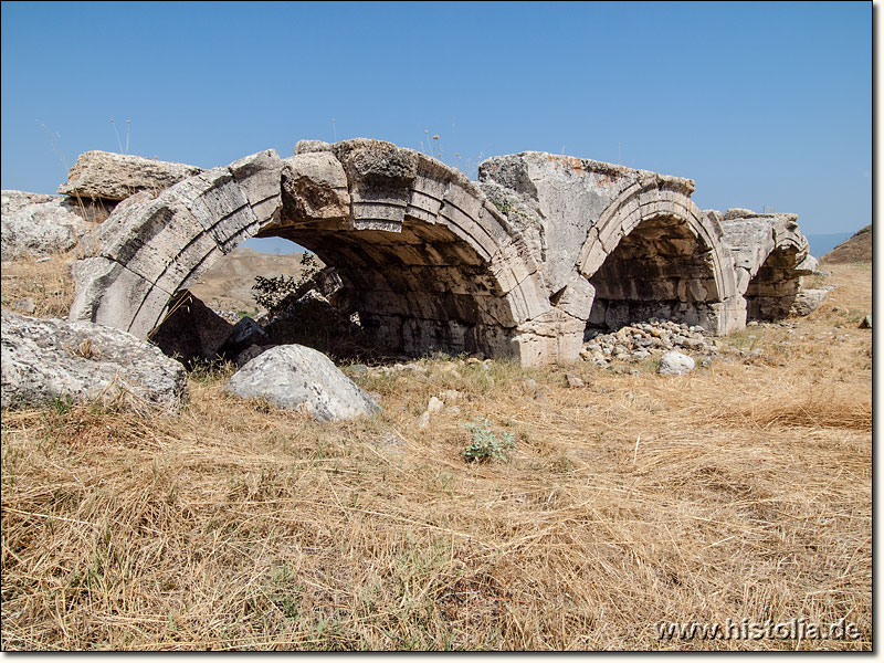 Laodikeia in Phrygien - Das fast gänzlich verschüttete nord-westliche Stadttor von Laodikeia; das s.g. Ephesos-Tor