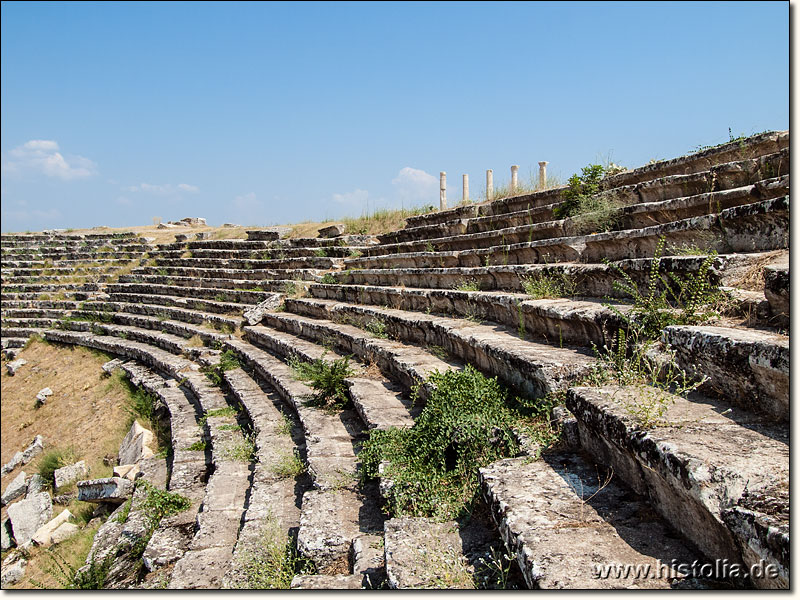Laodikeia in Phrygien - Sitzreihen im kleinen Theater von Laodikeia; im Hintergrund einige Säulen der Agora