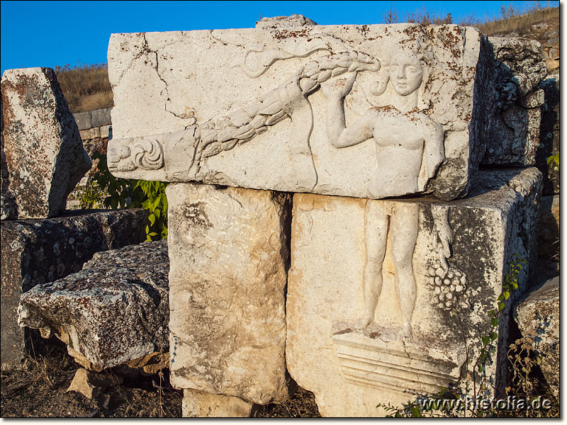 Antiochia in Pisidien - Jüngling mit Girlande; ein Relief in der Nähe des Westtores von Antiochia