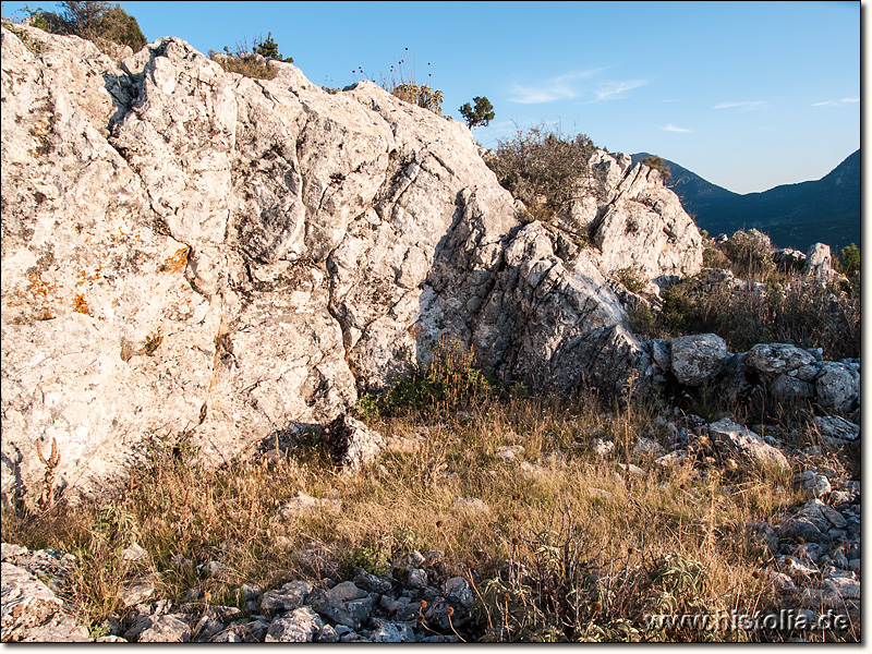 Kelbessos in Pisidien - Felsräume unterhalb der Ostspitze des Akropolisberges