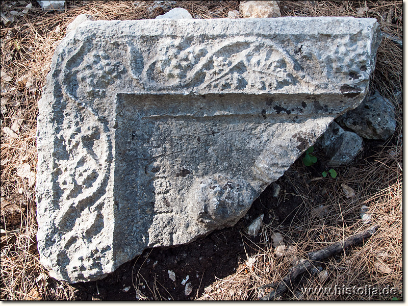 Kelbessos in Pisidien - Verziertes Fragment eines Sarkophages auf der Nordseite des Akropolisberges