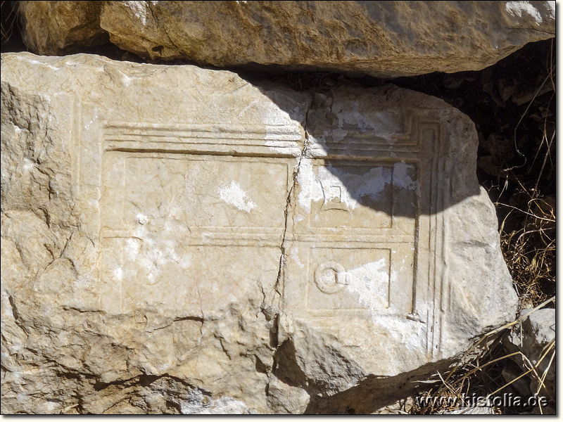 Kodrula in Pisidien - Fragment eines Sarkophages mit Hades-Tor auf der Stirnseite