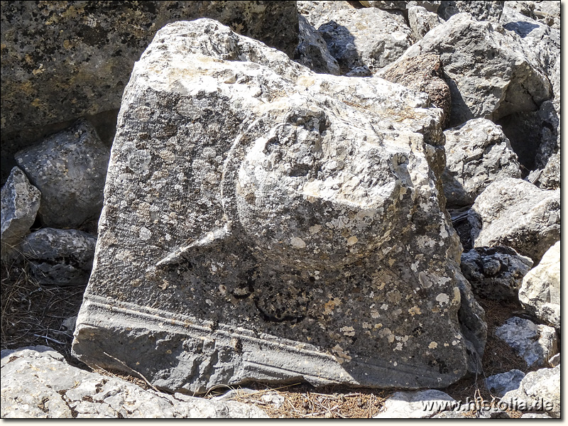 Kodrula in Pisidien - Fragment eines Sarkophages mit pisidischem Schild und Speer