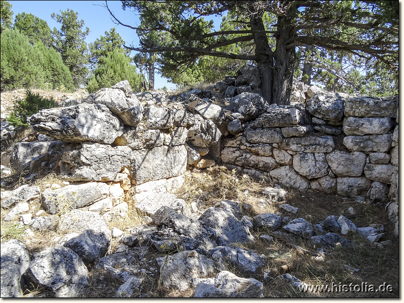 Kodrula in Pisidien - Reste von Turmfundamenten der süd-westlichen Befestigungmauer der Akropolis