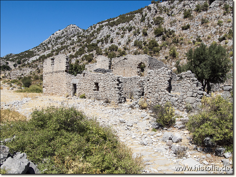 Maximianupolis in Pisidien - Gebäudereste im unteren Stadtgebiet  am Anfang des Weges über die Berge