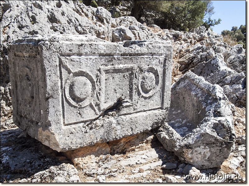 Maximianupolis in Pisidien - Reich verzierter Sarkophag am Wegrand oberhalb von Maximianupolis
