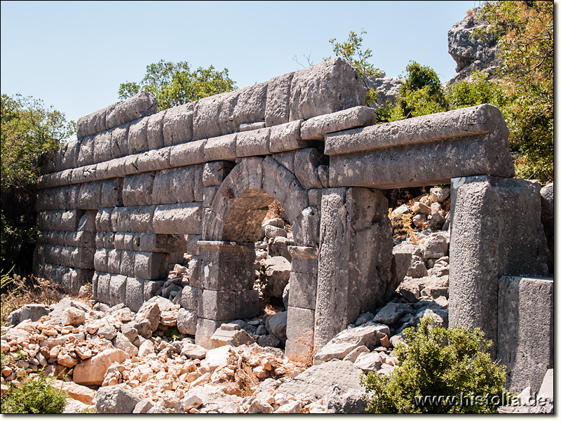 Milyos in Pisidien - Mauer mit Türen zu den Geschäften der Agora