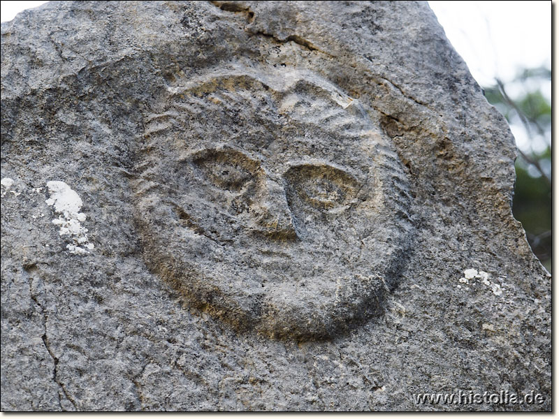 Neapolis in Pisidien - Gesicht / Symbol auf der Frontseite eines Sarkophag-Deckels