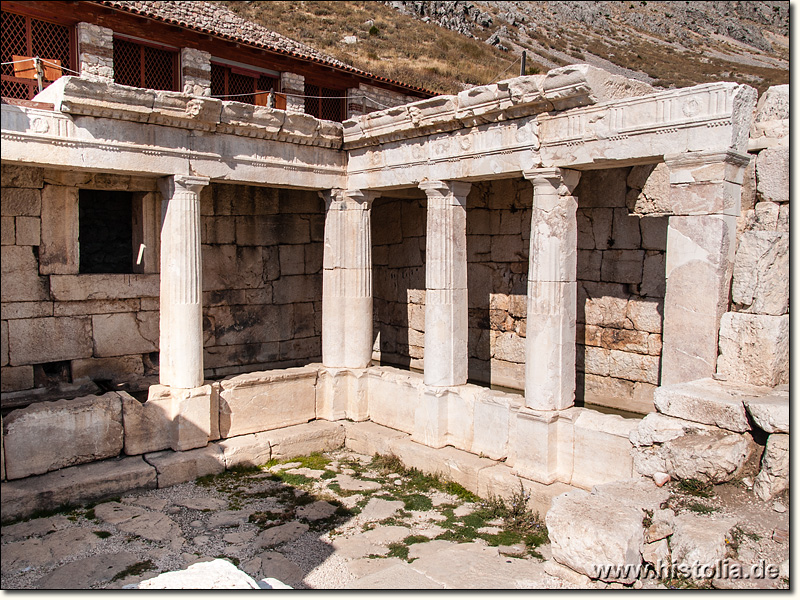 Sagalassos in Pisidien - Das hellenistische Brunnenhaus, hinten die Neon-Bibliothek