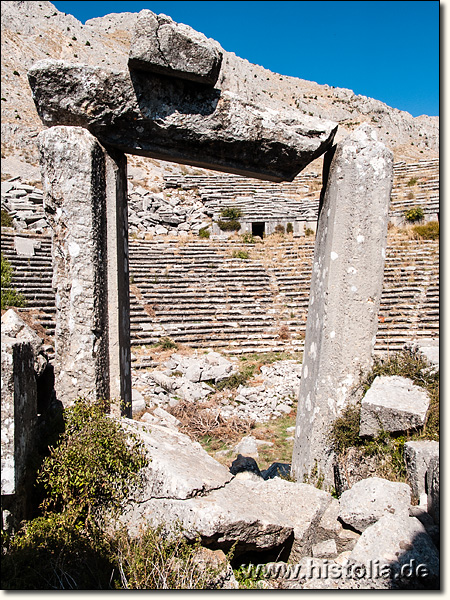 Sagalassos in Pisidien - Blick vom Bühnenhaus in die Cavea durch ein monumetales Portal
