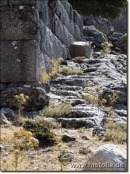 Sandallion in Pisidien - In den Fels geschlagener Treppenaufgang neben einem Steingebäude aus Sandallion