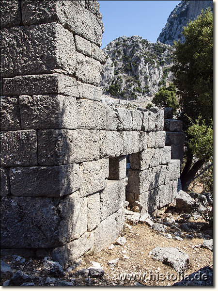 Sandallion in Pisidien - Reste eines sehr massiven Steingebäudes aus Sandallion