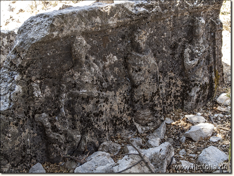 Sandallion in Pisidien - Personengruppe auf der Seitenwand eines stark beschädigten Sarkophages