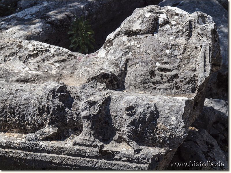 Sandallion in Pisidien - Stark beschädigter Sarkophag-Deckel, Verzierung mit Löwen noch erkennbar!