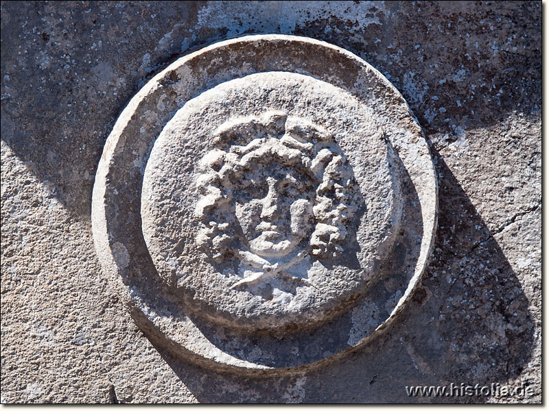 Termessos in Pisidien - Relief eines Medusa-Kopfes auf der Stirnseite eines Sarkophages