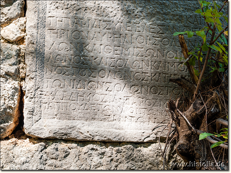 Trebenna in Pisidien - Inschrift an der linken Seite der Tür zum 'Ekklesiasterion' bei der Agora