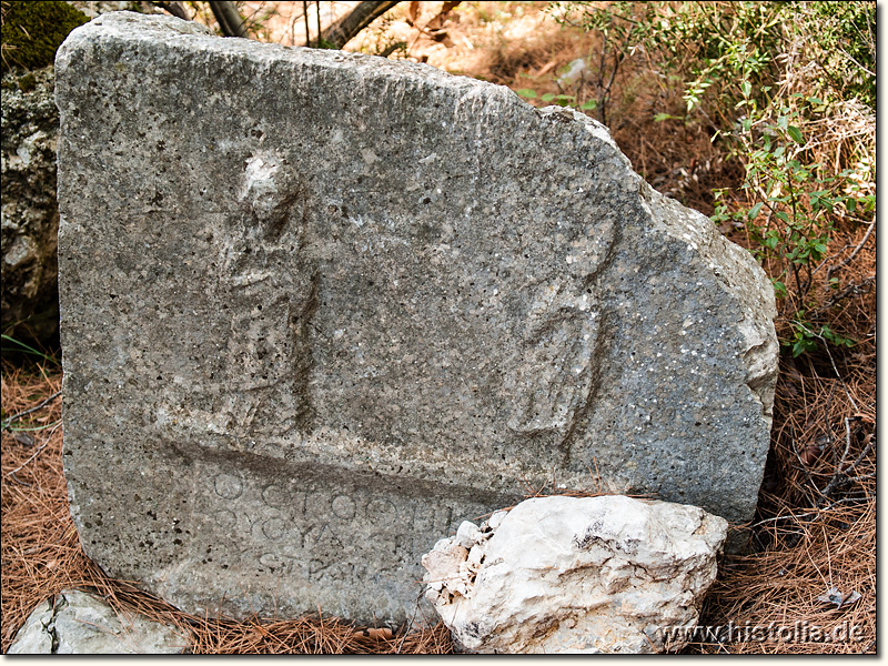 Trebenna in Pisidien - Relief auf der Stirnseite einen Sarkophages, Person mit Bischofsmütze