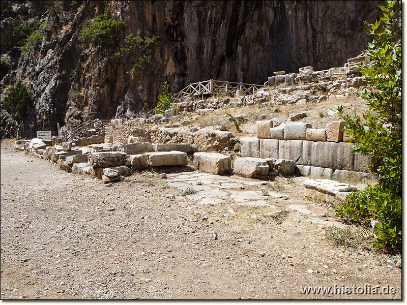 Tymbriada in Pisidien - Reste des Eurymedon-Heiligtums; dahinter der Eingang zur Höhle