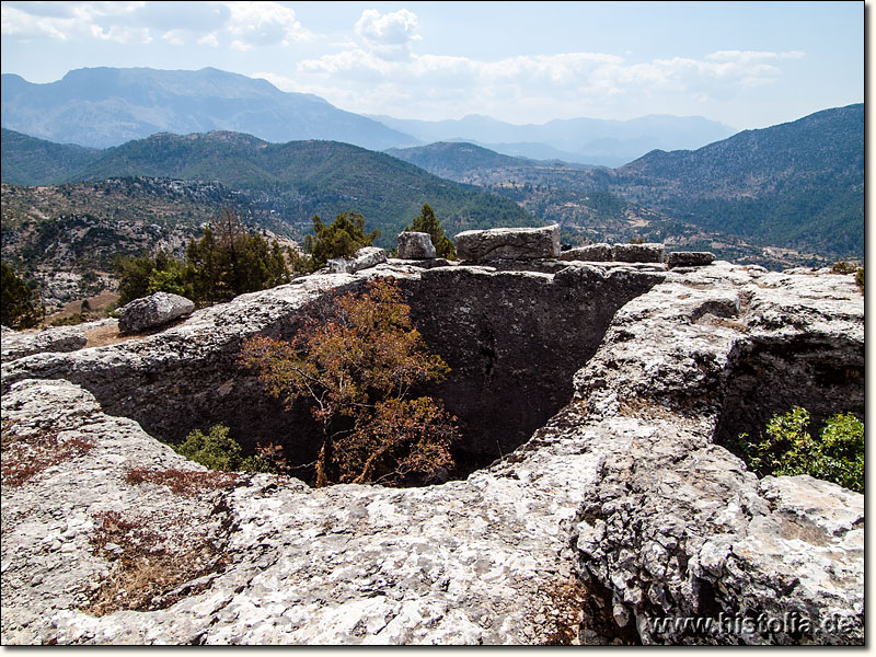 Zorzela in Pisidien - Große Zisternen auf dem Akropolis-Hügel von Zorzela