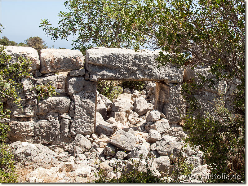 Adamkayalar in Kilikien - Mauern einer Befestigungsanlage/Burg am Rand der Schlucht