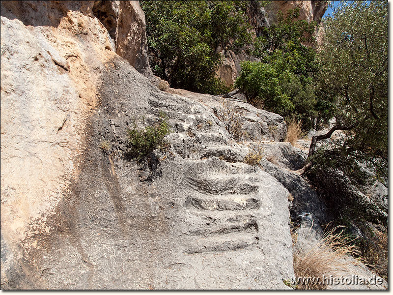 Adamkayalar in Kilikien - Treppenanlage für einen besseren Zugang zu den Gräbern und den Grabreliefs