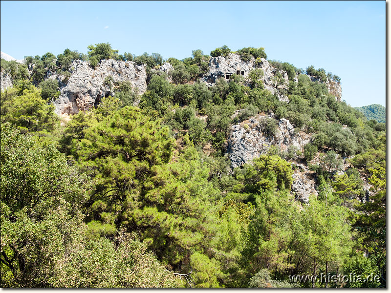Akalissos in Lykien - Felsengräber in der Felswand nördlich von Akalissos