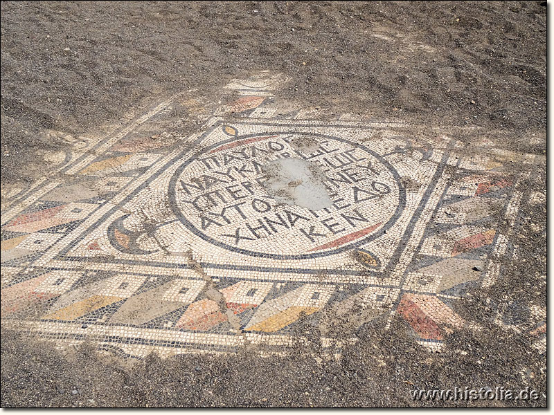 Aphrodisias in Kilikien - Bodenmosaik mit griechischer Inschrift in der byzantinischen Basilika von Aphrodisias