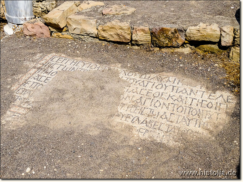Aphrodisias in Kilikien - Bodenmosaik mit griechischer Inschrift in der byzantinischen Basilika von Aphrodisias
