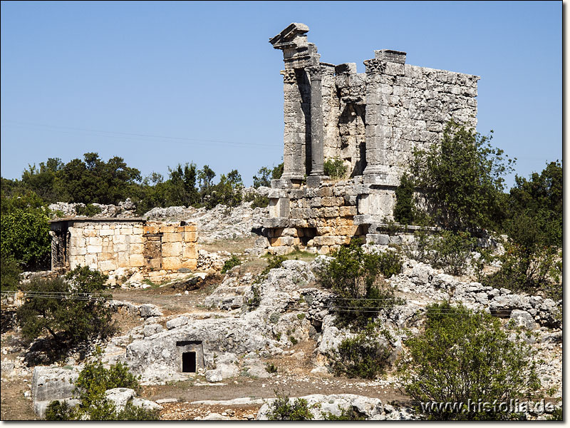 Cambazli in Kilikien - Römisches Tempelgrab, Felsengrab und 'modernes' Gebäude mit wiederverwendeten Steinen