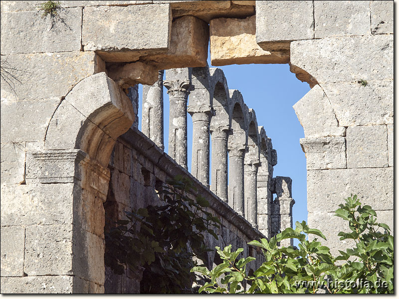 Cambazli in Kilikien - Blick durch die Absis in das Hauptschiff der byzantinischen Kirche von Cambazli