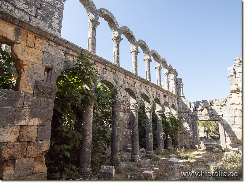 Cambazli in Kilikien - Säulen und korinthische Kapitelle in der byzantinischen Kirche von Cambazli