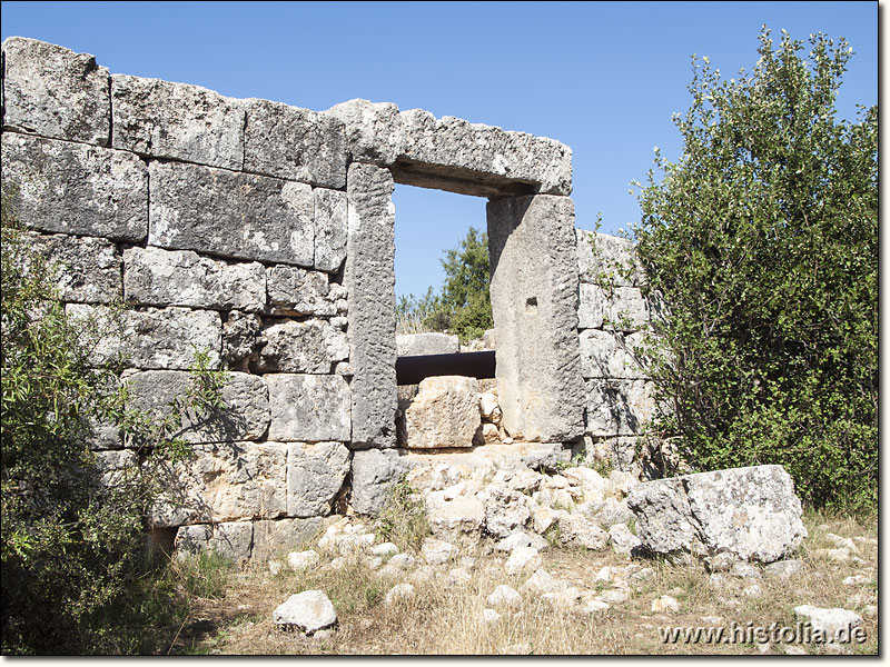 Cambazli in Kilikien - Torzugang durch die Schutzmauer um die byzantinische Kirche von Cambazli