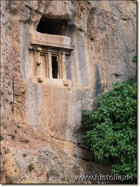 Königsgräber bei Çavdir in Lykien - Lykisches Felsengrab in der Felswand direkt neben der Straße
