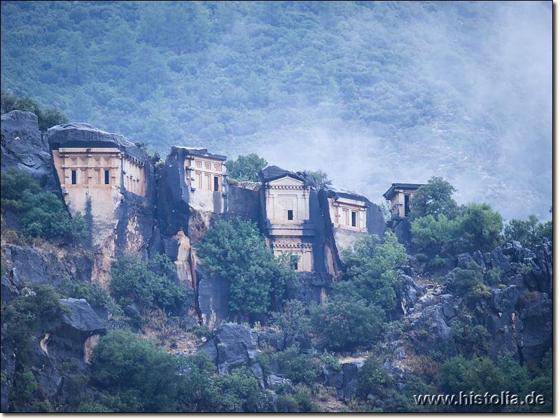 Königsgräber bei Çavdir in Lykien - Gruppe aufwändiger lykischer Fels- bzw. Hausfassadengräber im Regen