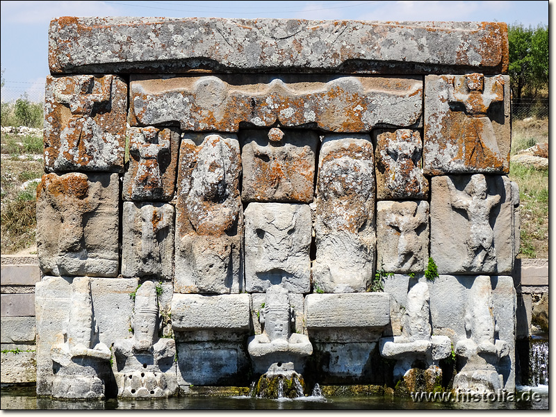 Eflatun-Pinar in Lykaonien - Das insgesamt etwa 7m x 7m große Relief verschiedener hethitischer Gottheiten