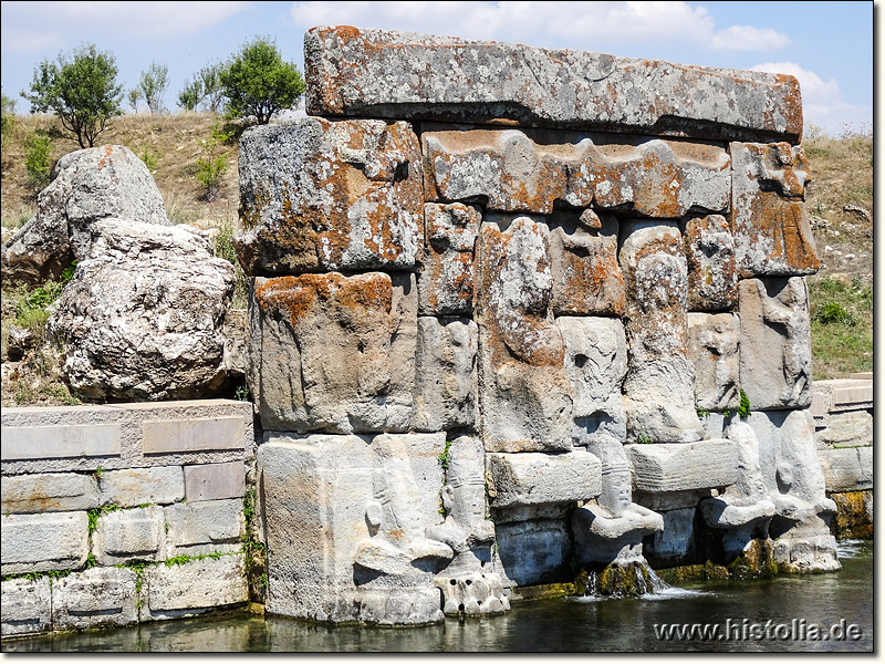 Eflatun-Pinar in Lykaonien - Das insgesamt etwa 7m x 7m große Relief verschiedener hethitischer Gottheiten